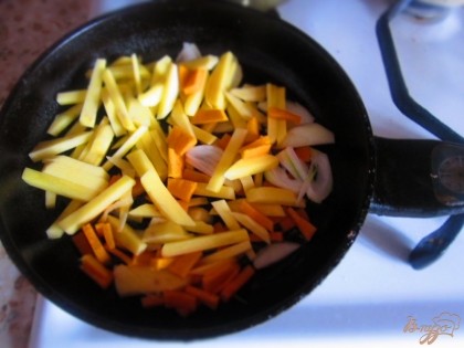 На раскаленную сковороду положите овощи, посолить и приправить специями и жарьте на сильном огне до золотистой корочки картофеля, потом перемешайте, накройте крышкой. Жарить на медленном огне до готовности картофеля.