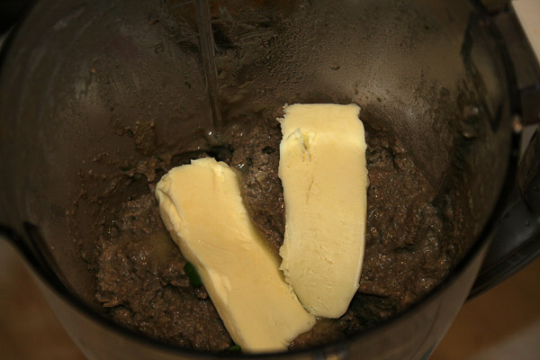 Переложить печень в блендер или в сосуд, в который погружается блендер и все перемешать, добавить сливочное масло и еще раз все перемешать.