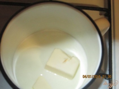 Молоко нагреть и добавить к нему сливочное масло (растопить его), сахар соль. Молоко остудить до комнатной температуры.