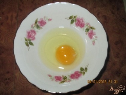 Взбить яйцо и добавить в  дрожжевую массу.