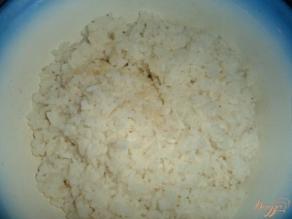 Рис отварить до готовности и промыть под холодной водой.
