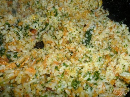 Промытый, отваренный рис  выложить в сковороду с жареным луком и морковкой. перемешать и подогреть.