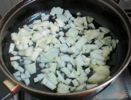 На сковороде, на растительном масле пассеруем лук.