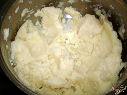 Картофель сварим, сделаем пюре со сливочным маслом, охладим его и добавим в него яйца и муку. Быстро замешиваем тесто.