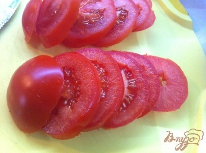 Нарзаем кружочками помидоры