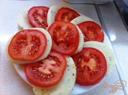 Попеременно кладем кружочек помидора и сыра