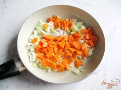 Репчатый лук и морковь нарезаем мелко. На сковороду наливаем подсолнечное масло и кладем лук с морковью. Тушим овощи 10 минут на небольшом огне.