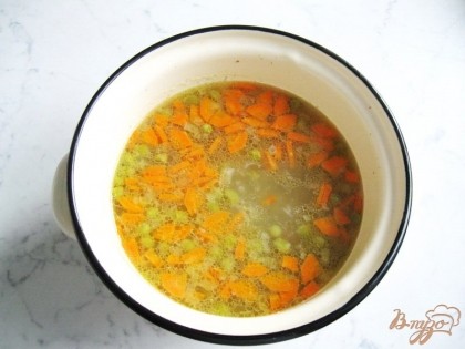 Добавляем зеленый горошек в суп.
