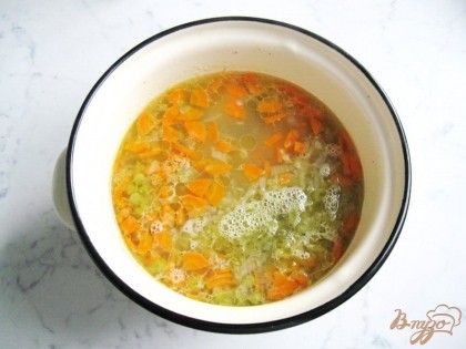 Когда овощи и рис будут готовы, суп солим и перчим по вкусу и кладем большой натертый соленый огурец. Варим еще 10 минут и выключаем.