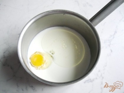 В глубокую посуду наливаем молоко, кладем яйцо, соль и сахар. Хорошо взбалтываем.