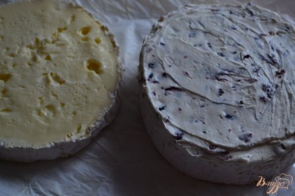 Сыр разрезать на две части . Начинку намазать между слоями, плотно прижать верхушкой сыра и убрать в холодильник на пару часов. Так сыр будет легко разрезать на порции.