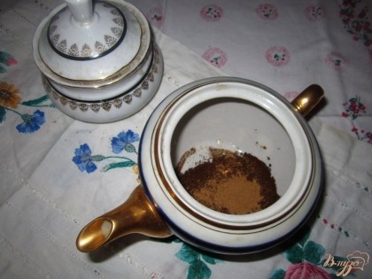 В заварочный чайник положите кофе и корицу залейте кипятком и перемешайте. Накройте крышкой, пусть кофе заварится и осядет.