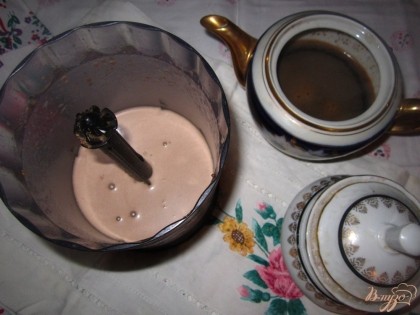 В блендер налейте горячие молоко, добавьте сахар, какао и ванильный сахар все сбивать одну минуту.