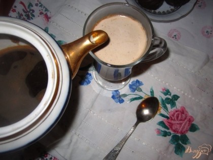 В чашку налейте молочную смесь и добавьте заваренный кофе, перемешайте ложкой.