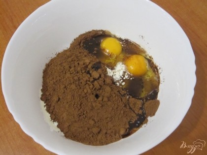 Просеять в миску муку, добавить сахар, какао-порошок, яйца.