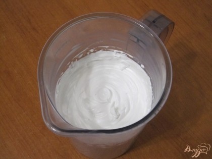 Блендером взбить кондитерский крем с ванильным сахаром до загустения. Разделить его на 2 части.