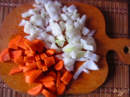 Лук очистить и мелко нарезать. Морковь очистить и нарезать кружочками.