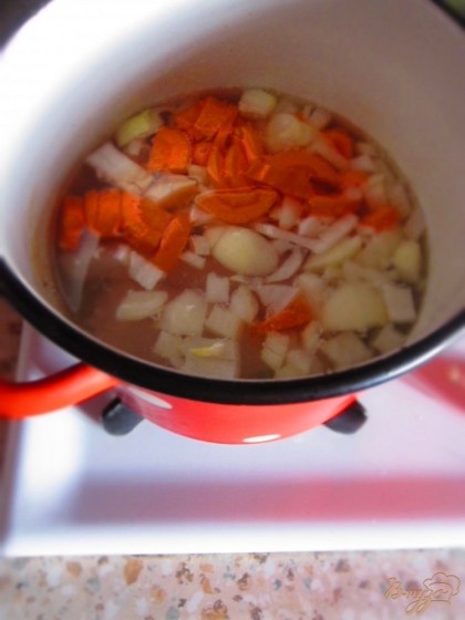 В кастрюлю налить воду или бульон положить куриные голени, посолить и варить минут 20, потом добавить овощи, варить еще 15 минут.