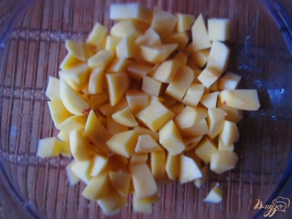 Картофель очистить и нарезать кубиком.