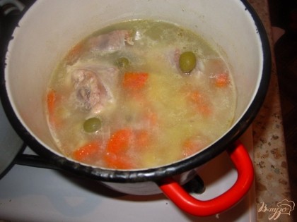 В суп добавить картофель и оливки. Варить минут 10. Потом добавьте макароны и варите еще 7 минут. Выключить огонь и накрыть суп крышкой.