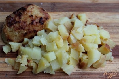 Запеченый картофель очищаем и режем кубиками.