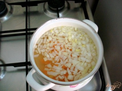 Отправляем вариться тыкву, картофель, морковь и лук.