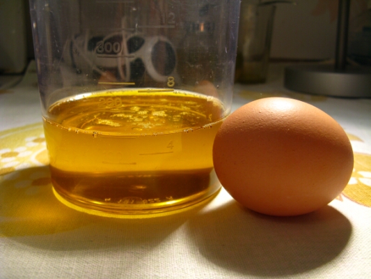 Главные фигуранты приготовления майонеза - это растительное (горчичное) масло и яйцо. Яйцо берём целиком (желток + белок), тогда майонез получится густым и плотным. Количество масла можно варьировать - уменьшить или увеличить. Мной пока не установлено влияние количества масла на характеристики майонеза. Возможно, чем больше масла, тем он становится жирнее. Если вы владеете достоверной информацией на этот счёт, будет здорово, если вы раскроете её в комментариях.
