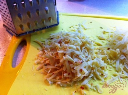Трем на терке два вида сыра.