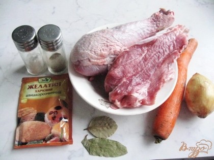 Для приготовления холодца понадобятся: индейка, морковь, лук репчатый, соль, перец, лавровый лист, чеснок и желатин.