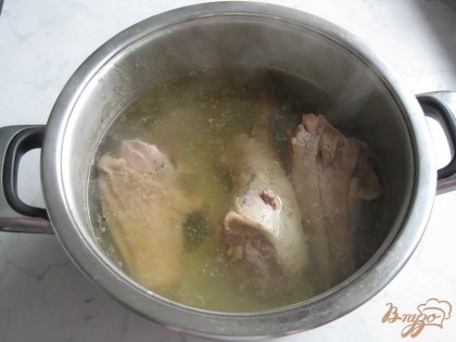 Варим индейку до тех пор, пока мясо не начнет отделяться от кости. В конце солим и перчим по вкусу, кладем лавровый лист.