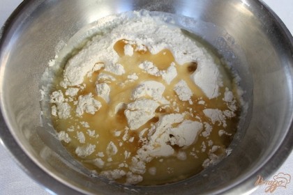 В миску наливаем подсолнечное масло.