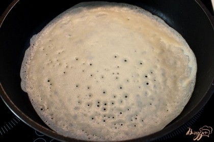 Сковородку смазываем подсолнечным маслом. На разогретую сковородку выливаем порцию теста, распределяя равномерным слоем.
