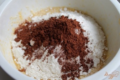 Муку, какао и разрыхлитель насыпаем в пиалу и замешиваем тесто. Муку  добавляем маленькими порциями.