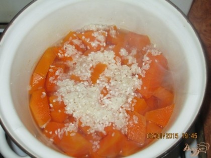 Теперь сверху насыпать промытый рис (мешать не нужно бо пригорит) и варить 10мин.
