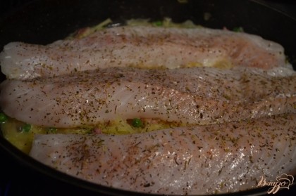 Филе рыбы посолить, полить лимонным соком и посыпать прованскими травами.Уложить на поверхность капустного слоя. Накрыть крышкой . Рыба готовится очень быстро, на это уйдет минут 5-7.