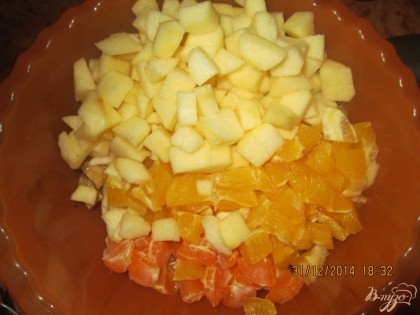 Апельсин и яблока нарезать кубиками.