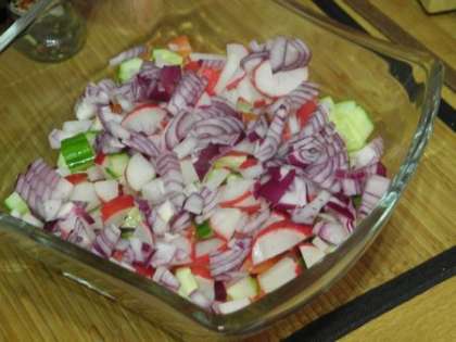 Порезать помидоры, огурец, редис и красный лук в салатницу