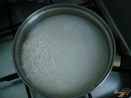Рис промываем и заливаем стаканом воды и варим 8-10 минут.