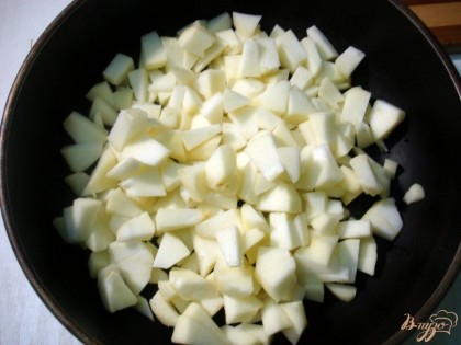 Яблоки чистим и нарезаем небольшими кусочками.