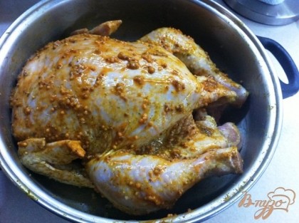 Затем сливаем маринад и натираем курицу солью, смесью горчиц и медом. Оставляем мариноваться на 30 минут.