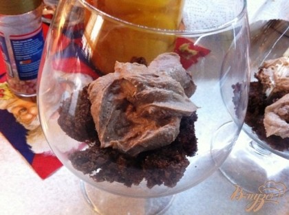 В коньячный бокал на дно кладем шоколадный бисквит и сверху сырную массу.