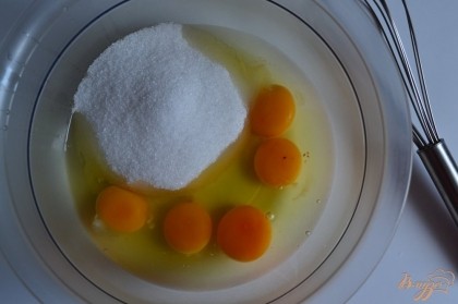 Яйца, сахар и щепотку соли взбить в пену.