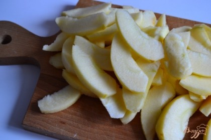 Яблоки почистить от кожуры и нарезать на тонкие дольки.