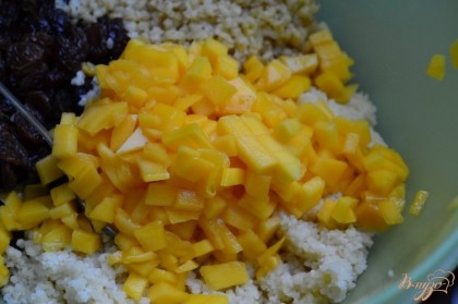 Добавить половинку манго (нарезать мелко)По вкусу добавить сахар и щепотку соли. Выбить 1 яйцо и всыпать 2 ст.л. муки. Хорошо перемешать.
