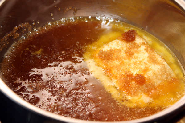 В сотейнике смешайте сахар и масло и, помешивая, нагревайте до получения однородного сиропа.