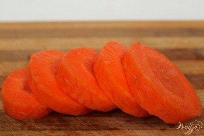 Режем крупно морковь и добавляем в кастрюлю.