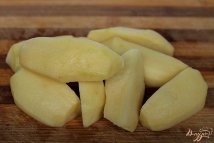 Картофель чистим режем и отправляем в кастрюлю к овощам.