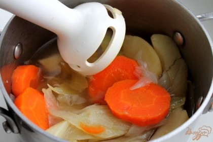 Отваренные овощи измельчаем с помощью блендера и насыпем в глубокие тарелки.