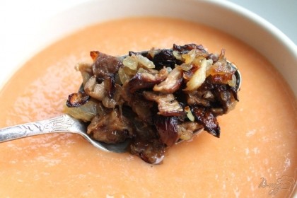 Обжаренные грибы добавляем в овощной крем-суп.