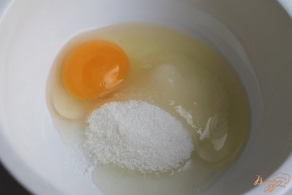 В пиалу вбиваем яйцо, добавляем соль, сахар и взбиваем венчиком.
